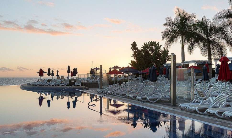 Een foto van het terras bij Hotel Marina Suites