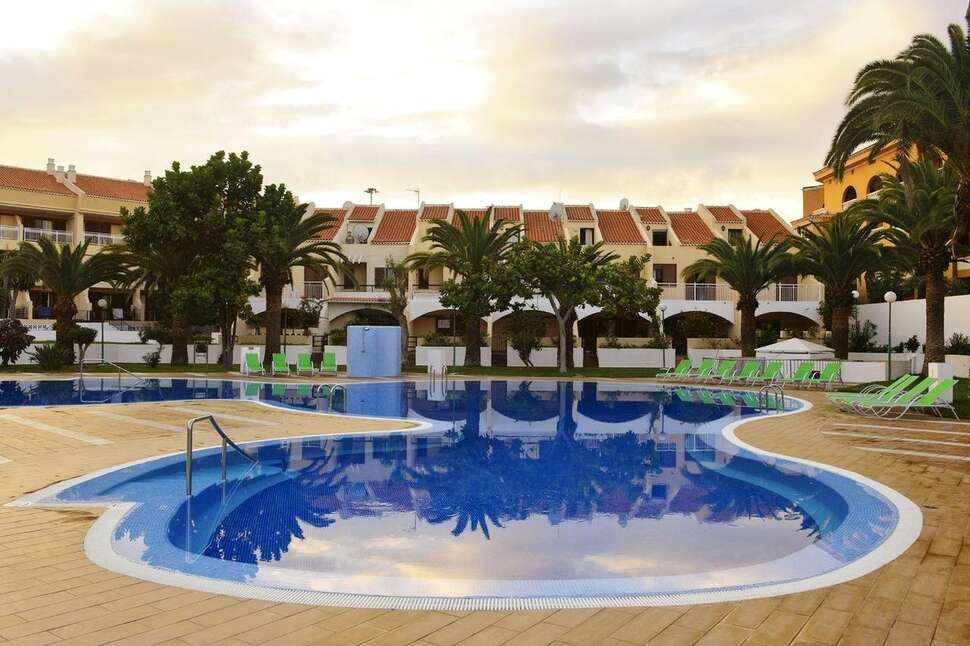 Een foto van het zwembad bij Hotel Coral Compostela Beach