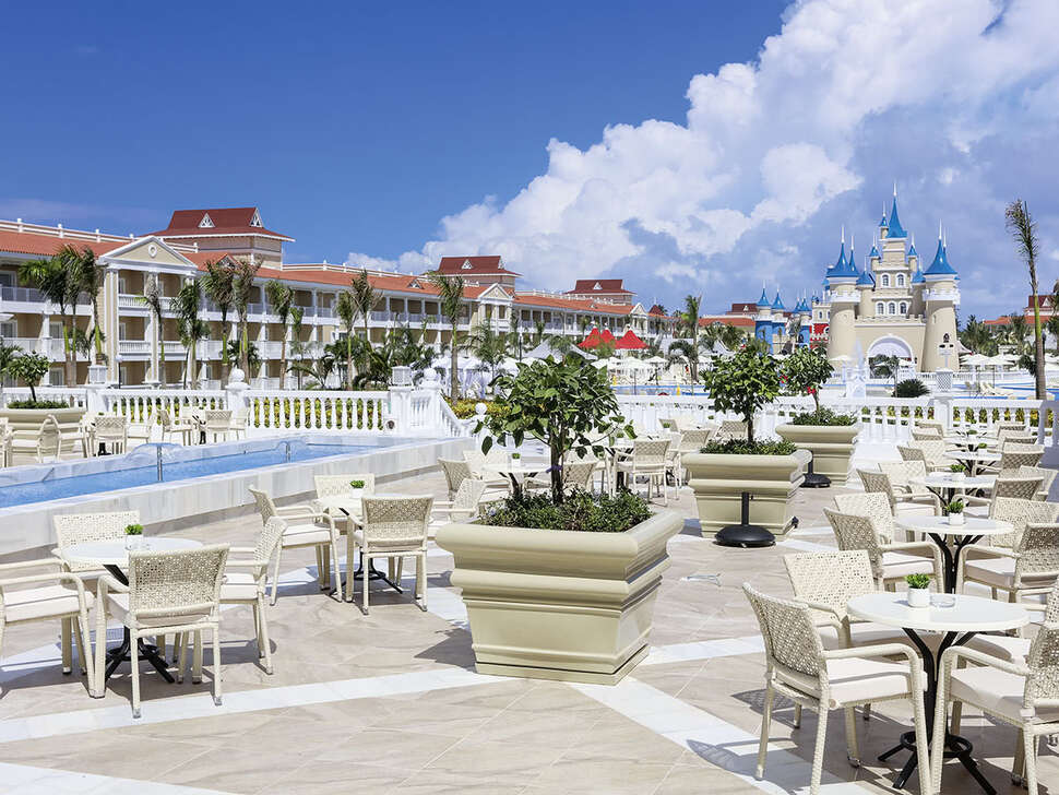 Een foto van het zwembad bij Fantasia Bahia Principe Punta Cana