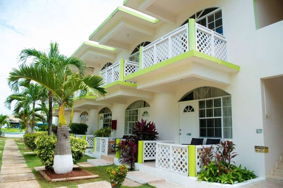 Een foto van de buitenkant van Fun Holiday Beach Hotel
