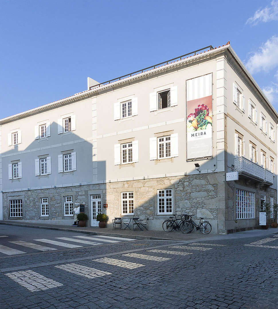 Een foto van de buitenkant van Hotel Meira