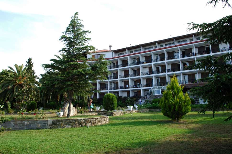Een foto van de buitenkant van Alexander The Great Beach Hotel