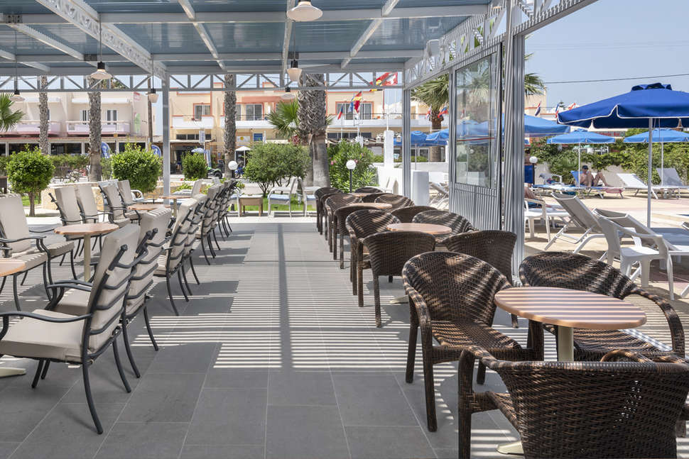 Een foto van het terras bij Hotel Tropical Sol