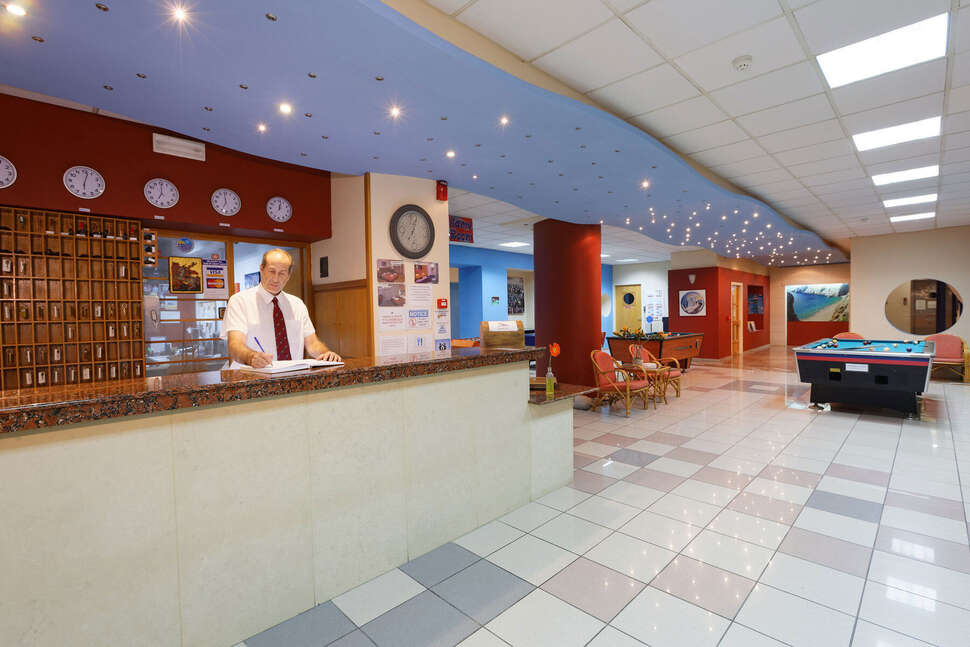 Een foto van het interieur van Agrabella Hotel
