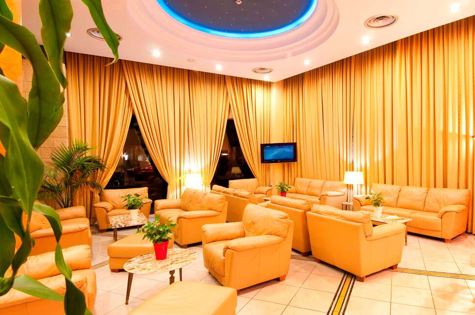 Een foto van het interieur van Alexandra Hotel