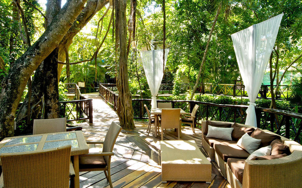 Een foto van het terras bij The Reef Playacar Resort