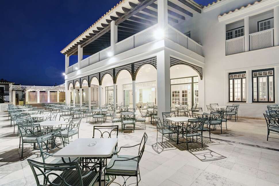 Ein Foto von der Terrasse im Grupotel Club Menorca