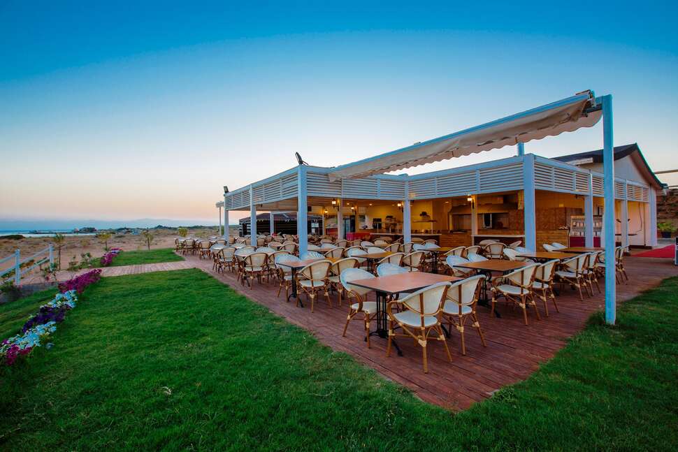 Een foto van het terras bij Ramada Resort By Wyndham Side