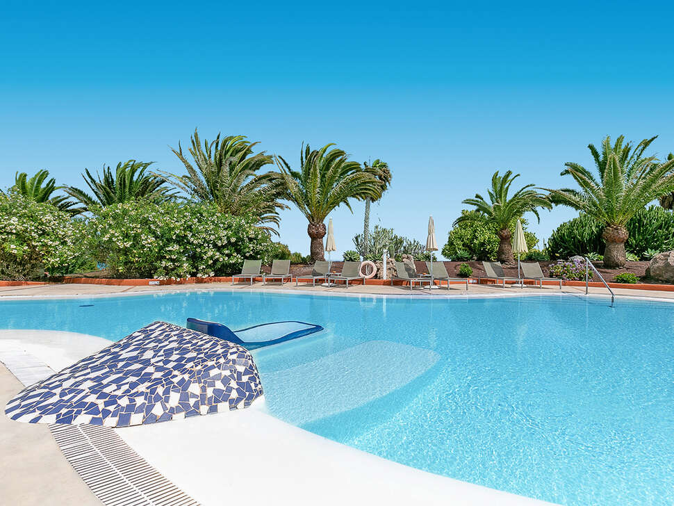 Ein Foto vom Pool im Hotel Livvo Risco del Gato Suites