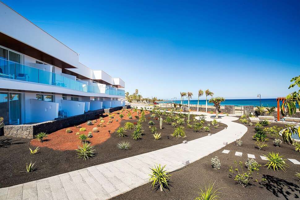 Een foto van het terras bij Lava Beach