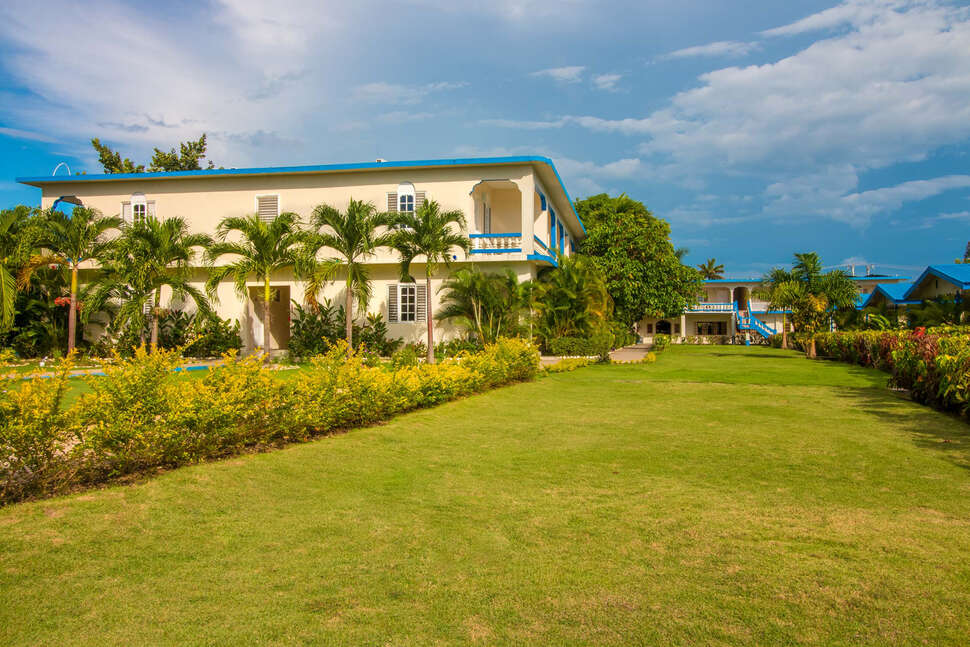 Een foto van de buitenkant van Travellers Beach Resort