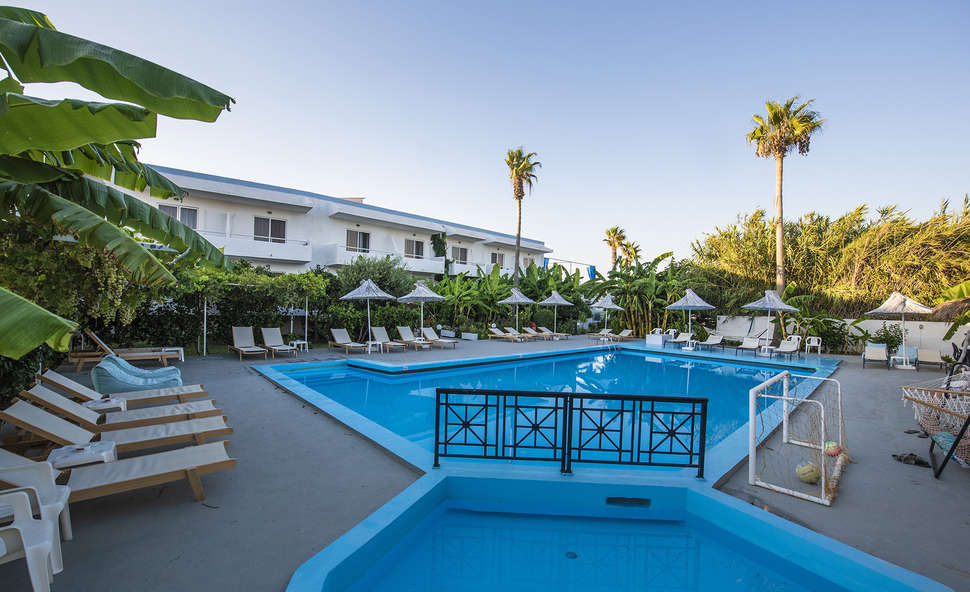 Ein Foto vom Pool im Costa Angela Seaside Resort