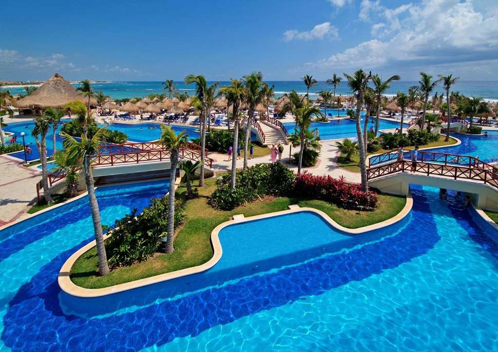Een foto van het zwembad bij Grand Bahia Principe Coba