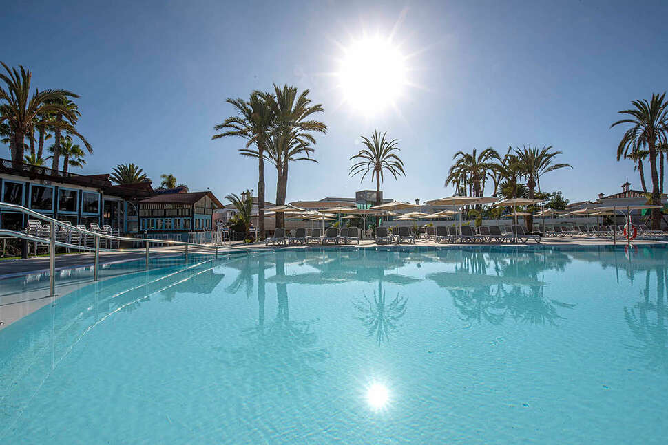 Een foto van het zwembad bij Hotel Livvo Dunagolf Suites