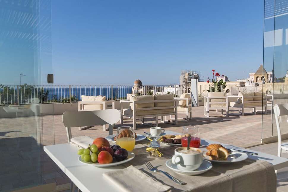 Een foto van het terras bij Est Hotel