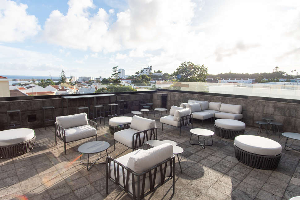 Een foto van het terras bij The Lince Azores