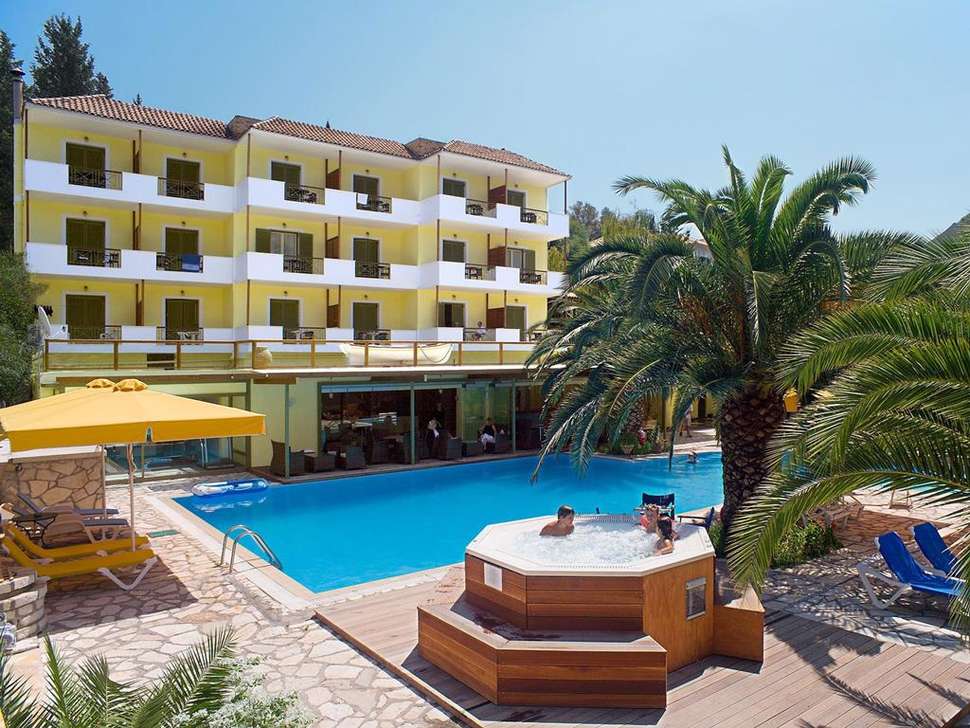 Een foto van het zwembad bij Cleopatra Beach