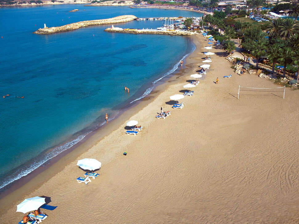 Een foto van het strand bij Coral Beach Hotel & Resort