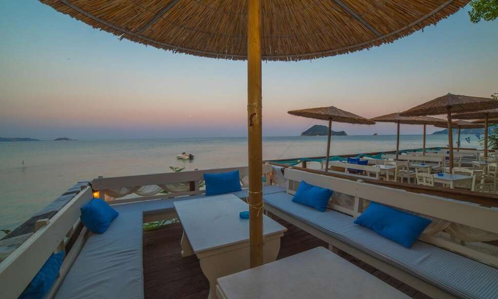 Een foto van het terras bij Porto Koukla Beach