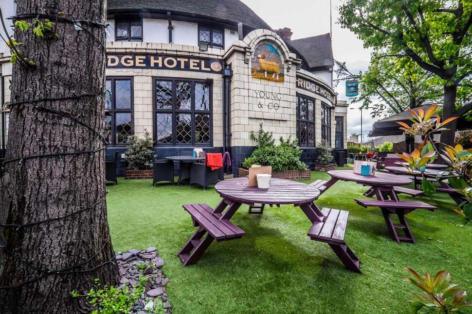 Ein Foto The Bridge Hotel
