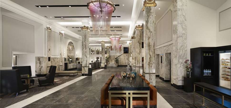 Een foto van het interieur van Reichshof Hotel Hamburg