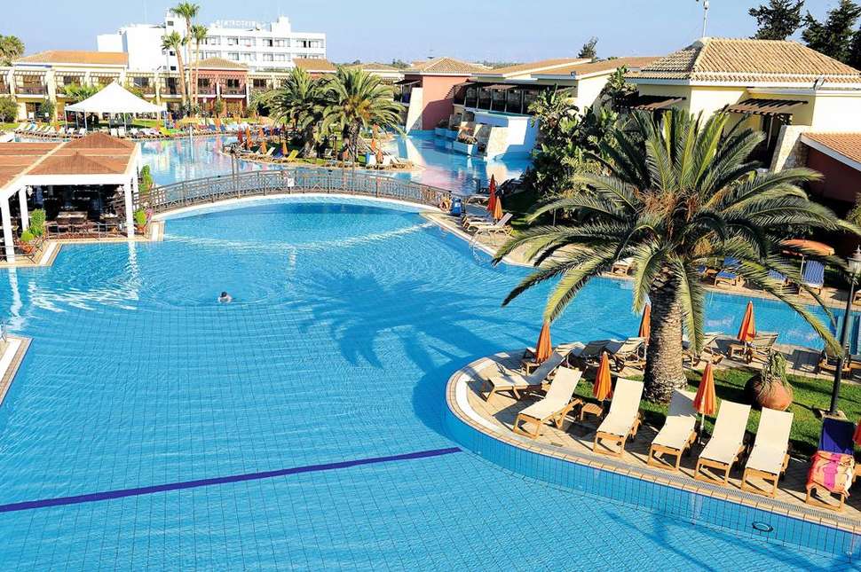 Een foto van het zwembad bij TUI Blue Atlantica Aeneas Resort