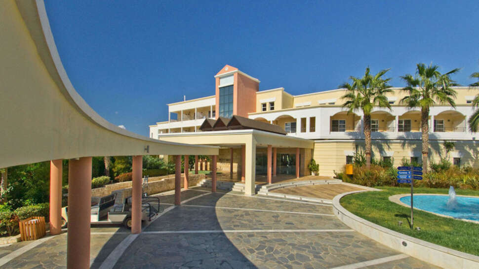 Een foto van de buitenkant van Neptune Luxury Resort