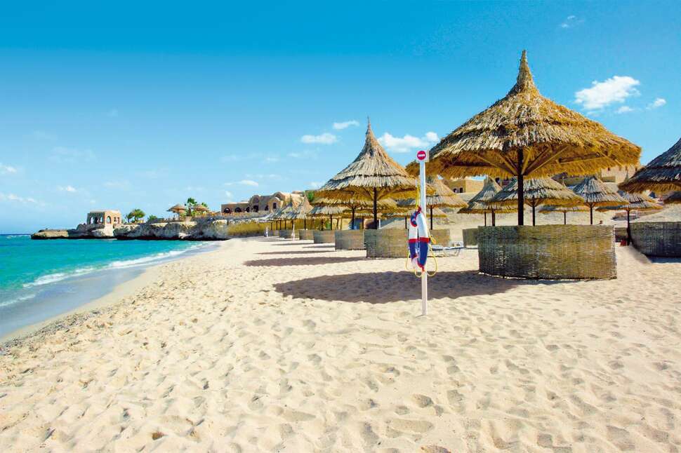 Een foto van het strand bij Mövenpick Resort El Quseir