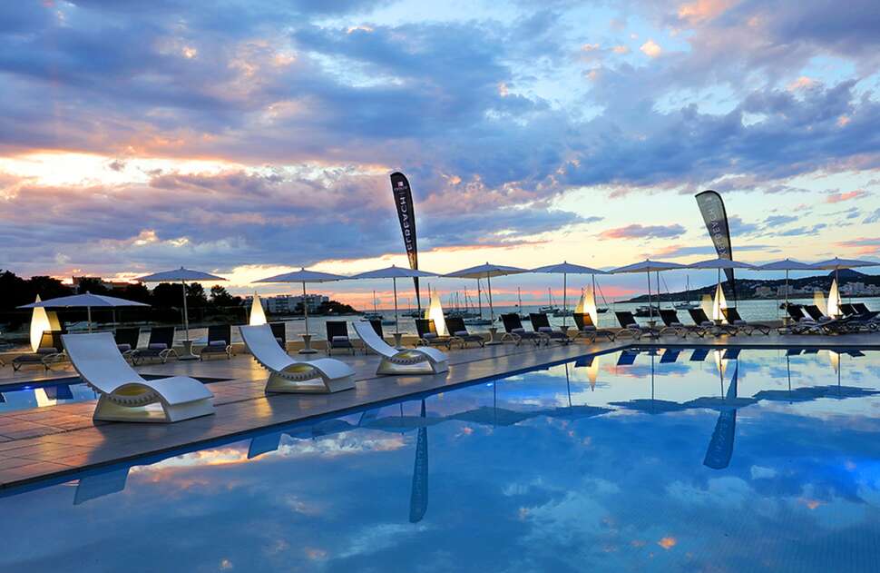 Een foto van het zwembad bij Axel Beach Ibiza