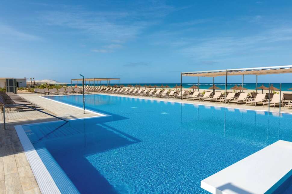 Een foto van het zwembad bij Riu Palace Boavista