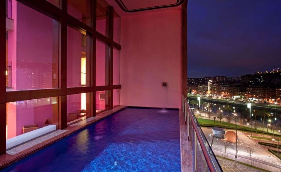 Ein Foto vom Pool im Melia Bilbao