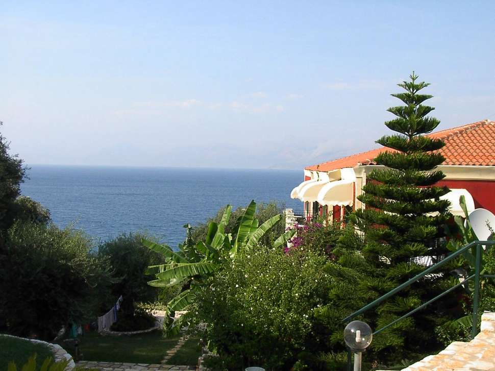 Een foto van de buitenkant van Apraos Bay Hotel