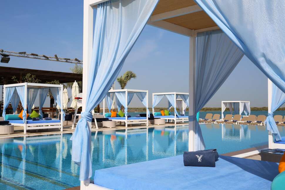 Een foto van het zwembad bij Crowne Plaza Abu Dhabi Yas Island