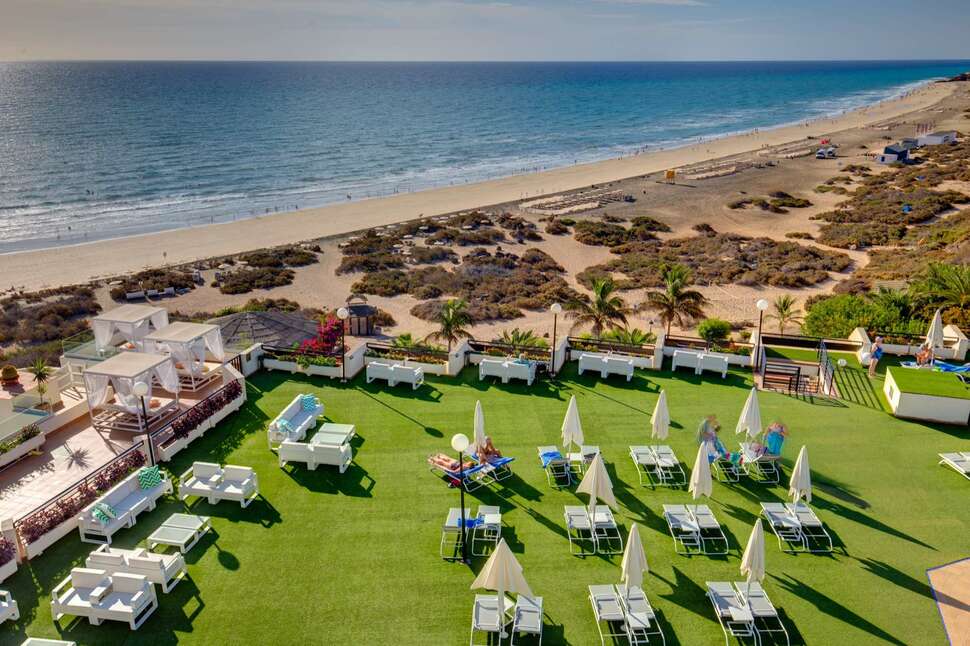 Een foto van het terras bij SBH Crystal Beach Hotel & Suites