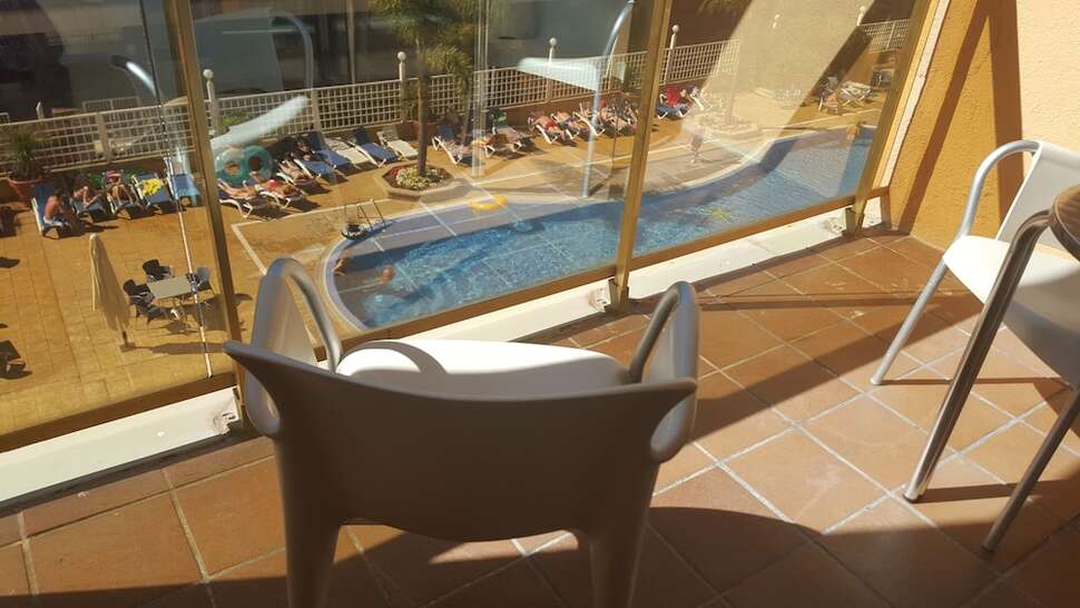 Ein Foto von der Terrasse im Hotel Bon Repos
