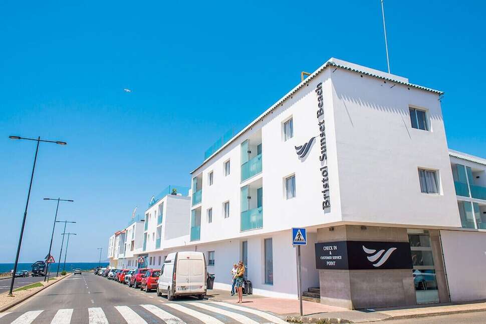 Ein Foto von der Außenansicht des Bristol Sunset Beach