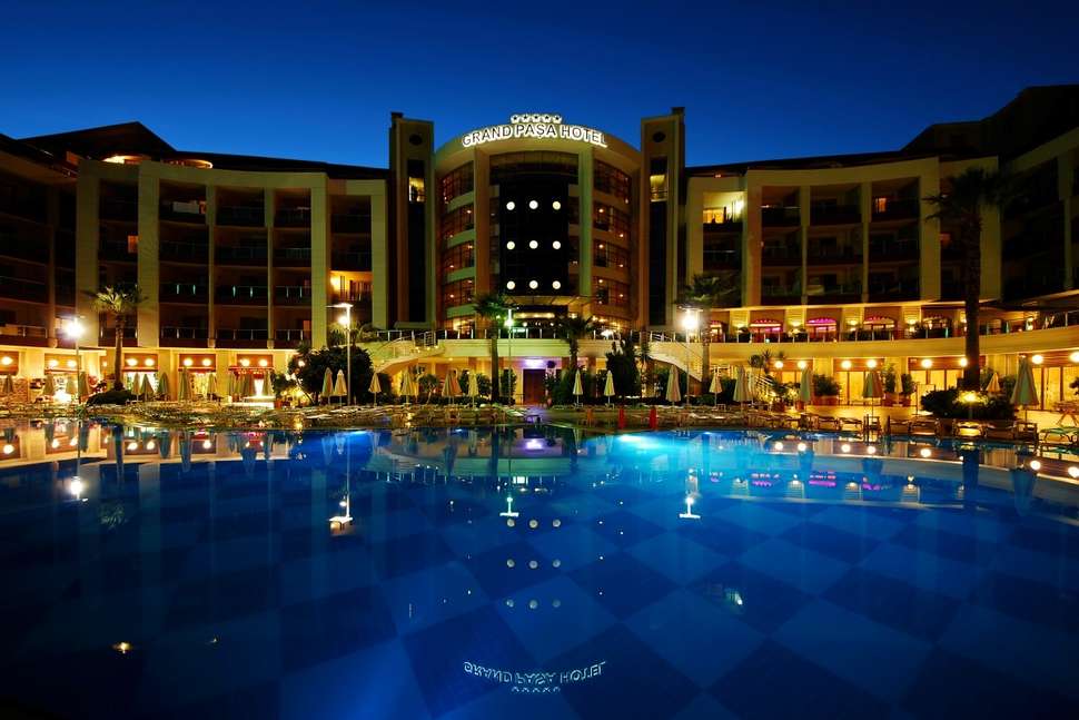 Een foto van het zwembad bij Grand Pasa Hotel