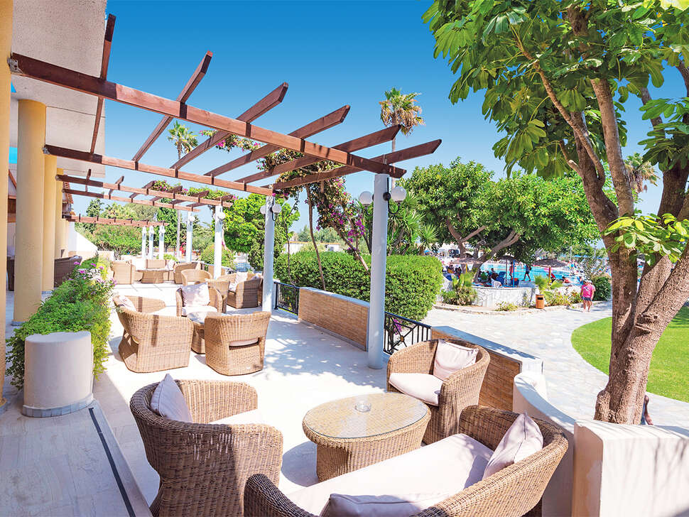 Een foto van het terras bij Atlantis Hotel