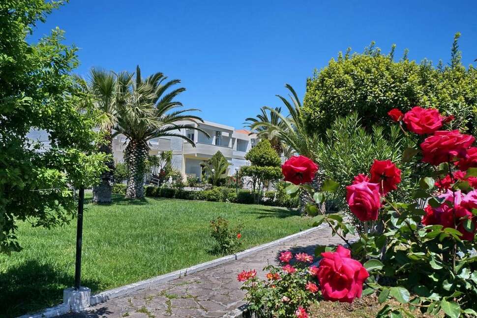 Een foto van de buitenkant van Hotel Kalloni Bay