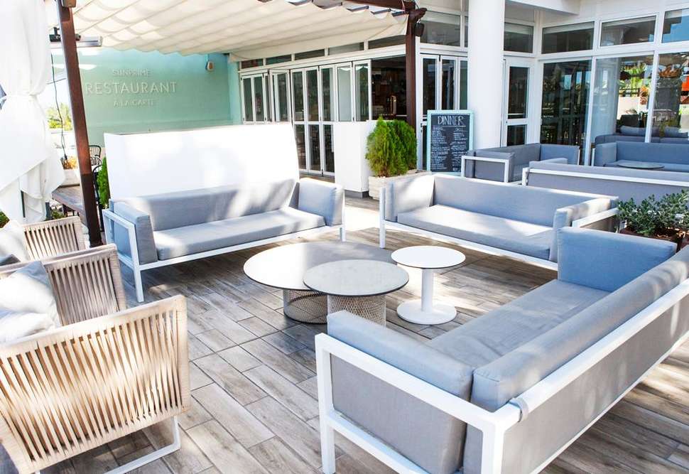 Een foto van het terras bij Hotel Coral Ocean View