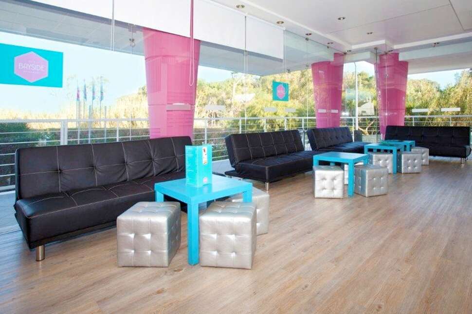 Een foto van het interieur van Bayside Salgados Appartementen