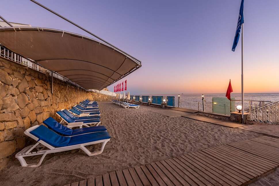 Een foto van het strand bij White City Beach Hotel