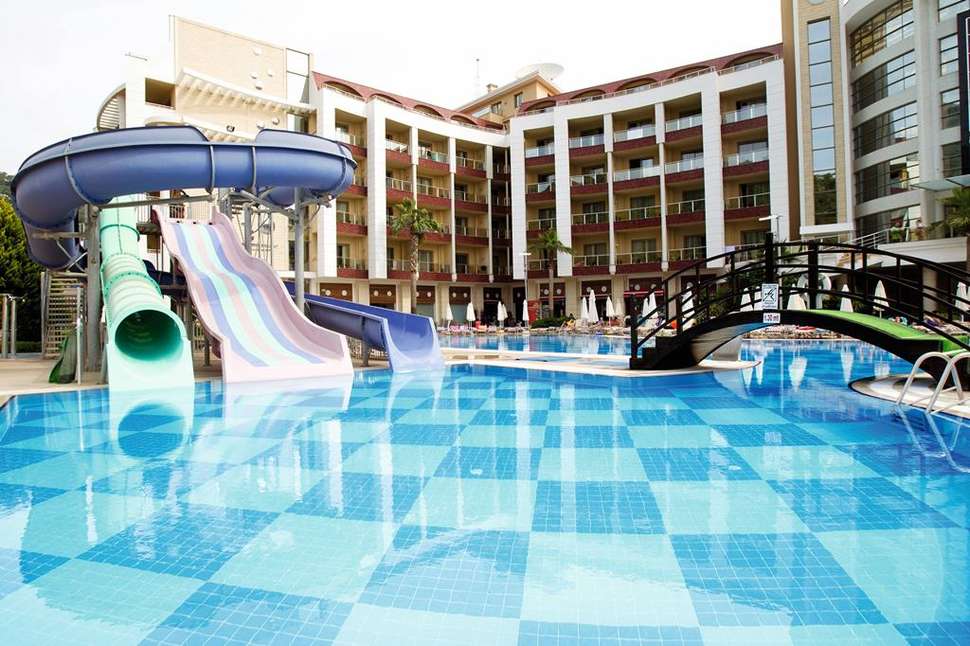 Een foto van het zwembad bij Grand Pasa Hotel