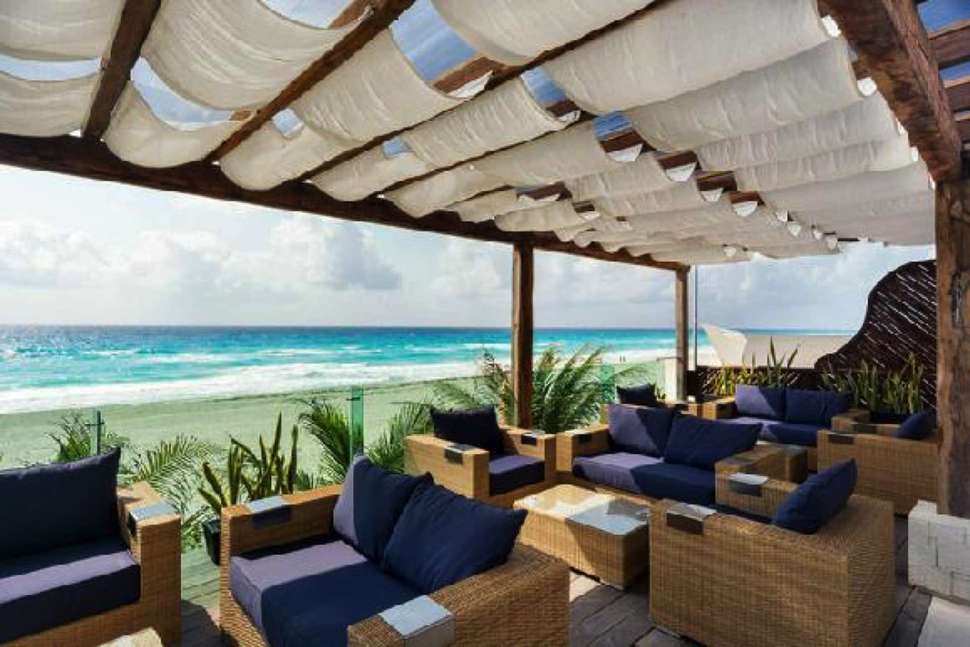 Een foto van het terras bij Flamingo Cancun Resort