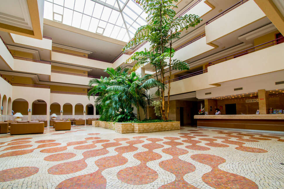 Een foto van het interieur van Grand Muthu Forte da Oura