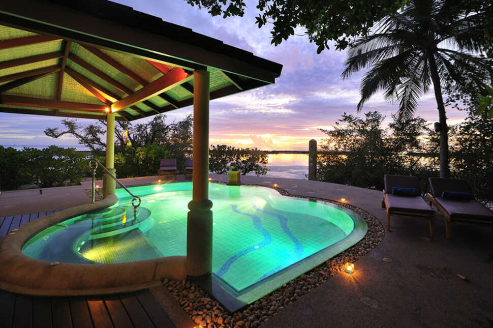 Een foto van het zwembad bij Royal Island Resort & Spa