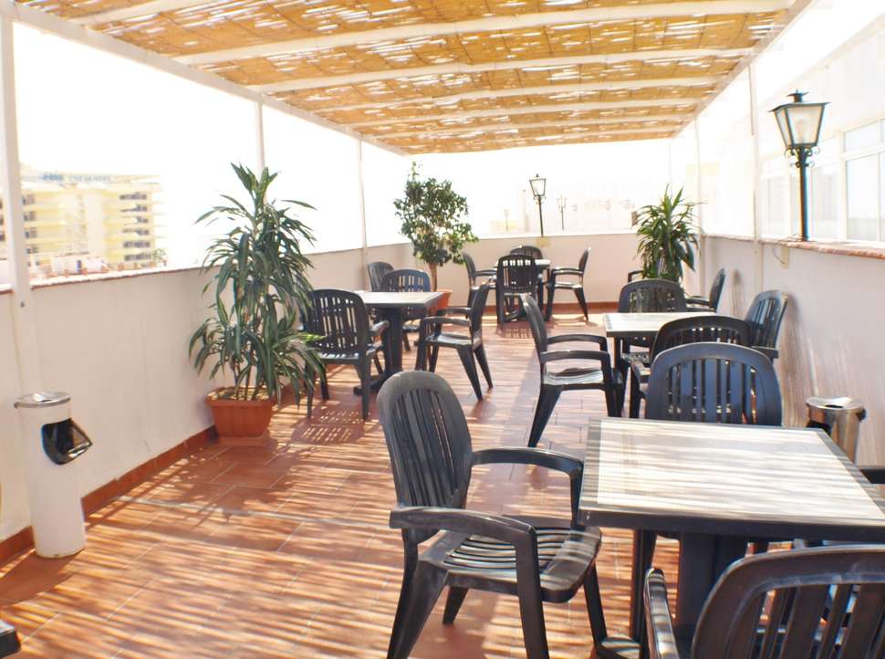 Een foto van het terras bij Hotel Kristal