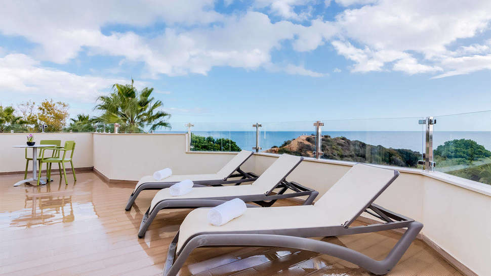 Een foto van het terras bij Auramar Beach Resort