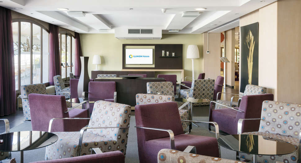 Een foto van het interieur van Hotel Ilunion Caleta Park