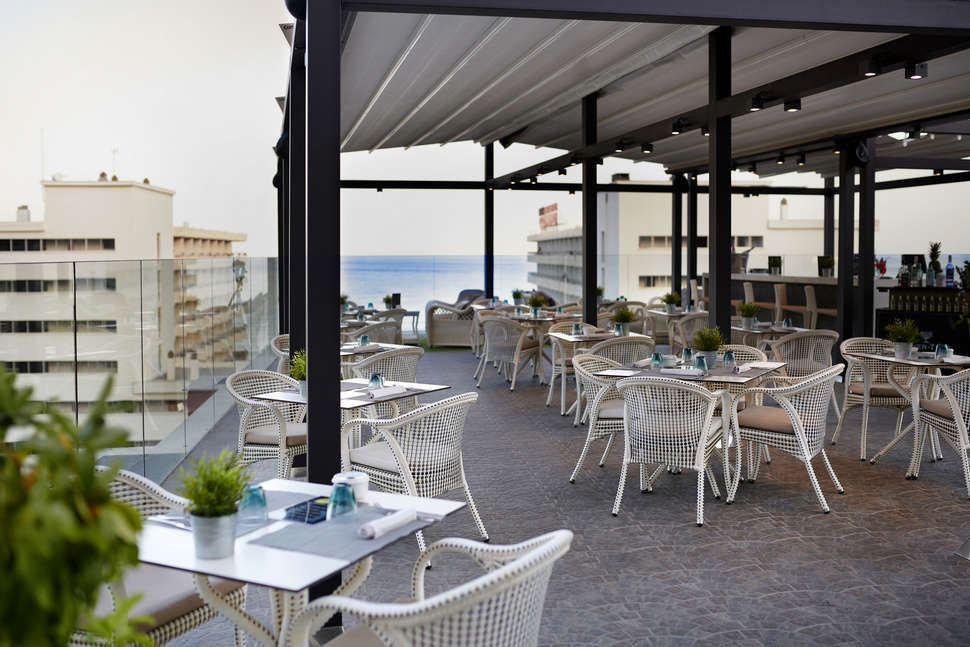 Een foto van het terras bij Hotel Fenix Torremolinos